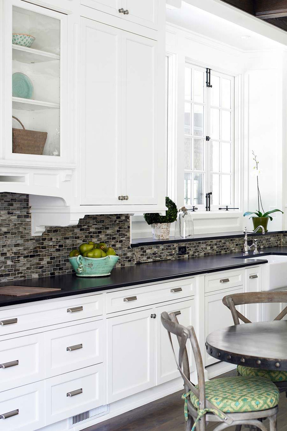 Featured image of post Kitchen Backsplash With Black Granite Countertops And White Cabinets